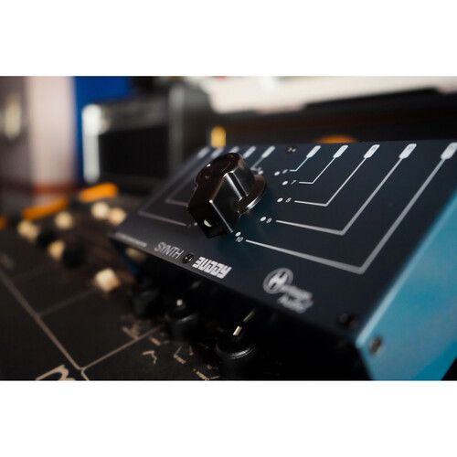SYNTH BUDDY | 10 TO 1 STEREO PASSIVE SWITCHER | Tom Lee Music