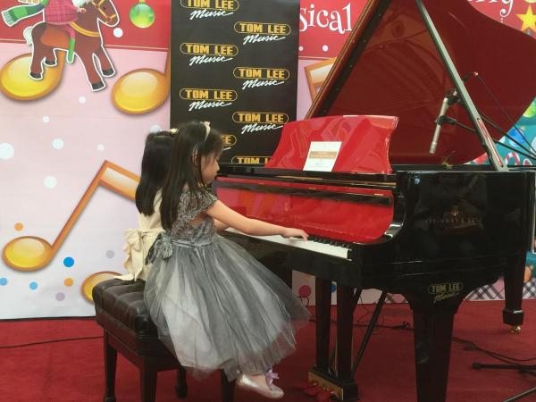 Aberdeen Centre Tom Lee Music Academy Christmas Celebration Performance